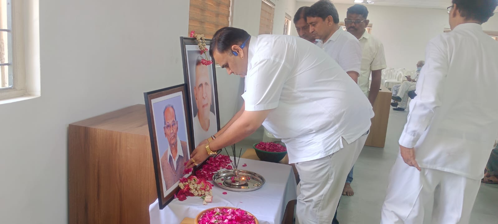 મહુવા સુગર ફેક્ટરીના ઉત્થાનમાં જેમની મહત્વની ભૂમિકા રહી છે એવા ઘેલાભાઇ નાગરજી પટેલ (ઝેરવાવરા) અને વાંસકુઇ ગામના વતની મહુવા તાલુકા ભાજપના માજી પ્રમુખ ગુલાબભાઇ ડી. ગરાસીયા આ બંન્ને મહુવા તાલુકાના સમાજ સેવકો તાજેતરમાં આપણા વચ્ચેથી વિદાય લઇ શ્રીજી ચરણ થયા છે, તેઓના આત્માને પ્રભુ ચિર શાંતિ આપે અવી પ્રાર્થના.